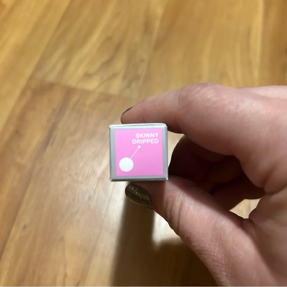 r.e.m. beauty Essential Drip Glossy Balm - Skinny Dripped